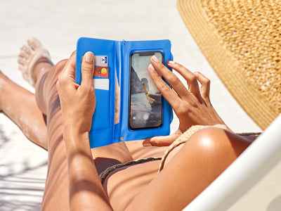 Portafoglio Impermeabile Blu Chiaro: Eleganza e Praticità nella Water Clutch - MOKO